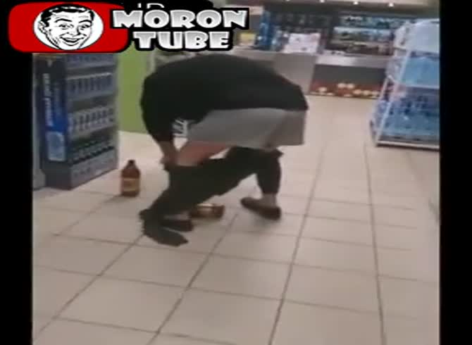 Video :A intoxicated man attempts to buy at the grocery after putting on his trousers crookedly